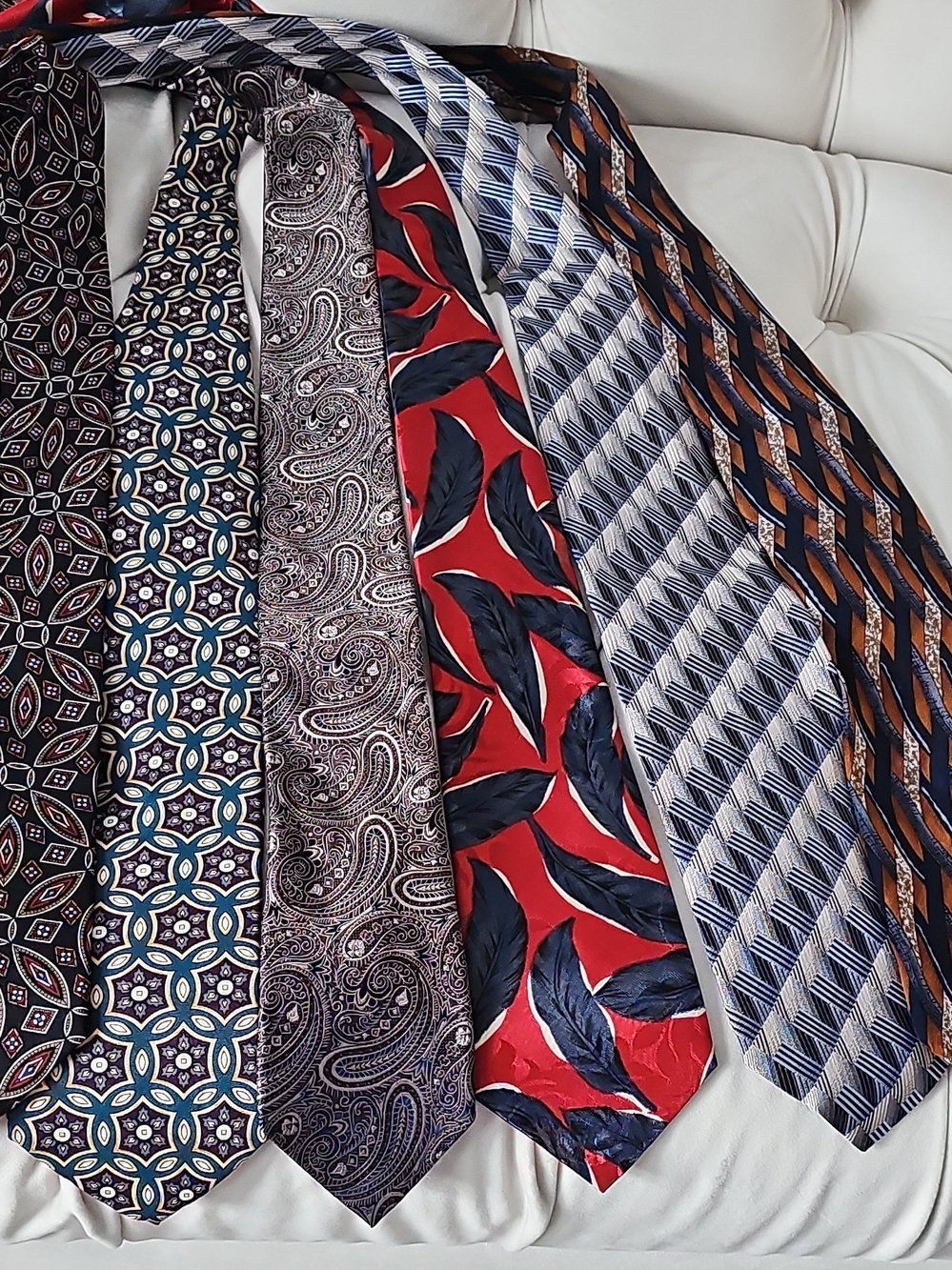 Men's  Ties Christian Dior, M Kors, Red and Navy Leaf Pattern Silk 6 Mixed.